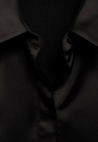 Cămașă din satin negru cu guler clasic, având o textură netedă și un singur nasture la gât, subliniind un design elegant.