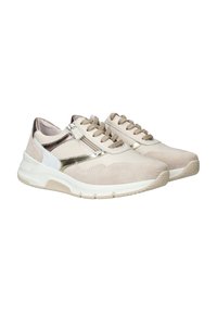 Beige sportieve schoenen met een mix van suede en metallic accenten. Heeft contrasterende witte en zilver gekleurde strepen en een gestructureerde rubberen zool.