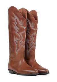 Barna bőr cowboy csizma hegyes orral, térdmagasságú kialakítással, díszes ezüst és narancssárga varrással l�áng mintázatban, rakott sarkakkal.
