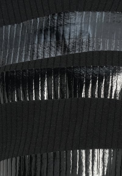 Fekete bordázott textil fényes csíkos panelekkel. Az eltérő textúrájú és sima felületek kontrasztot képeznek a fényesség és a mintázat között.