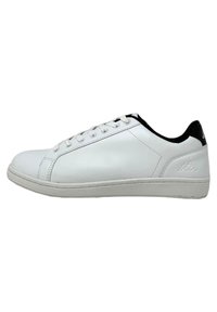 Fehér, fűzős sneaker szintetikus bőrből, kerek orral, texturált gumitalppal és fekete díszítésekkel a saroknál és a nyaknál.