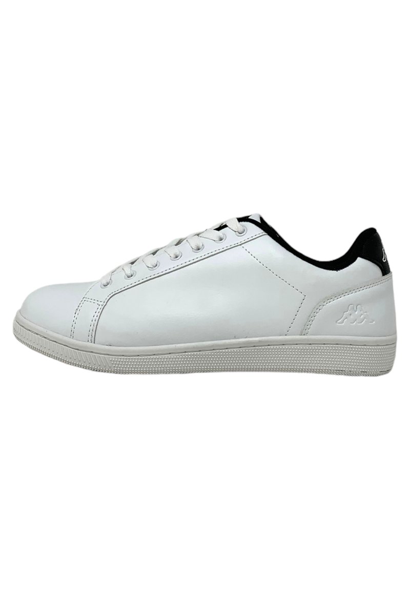 Fehér, fűzős sneaker szintetikus bőrből, kerek orral, texturált gumitalppal és fekete díszítésekkel a saroknál és a nyaknál.