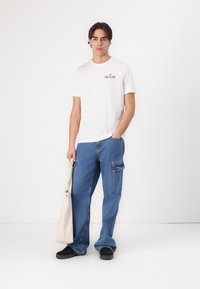 Tommy Hilfiger STACK TEE UNISEX - T-shirt con stampa - white