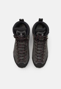 Botas de senderismo altas grises con acentos negros, que cuentan con cordones rojos y ojales de metal, parte superior texturizada y suelas reforzadas para mayor durabilidad.