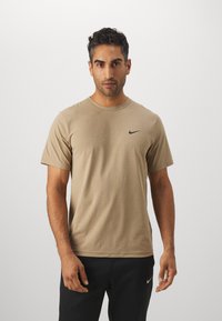 Nike Performance HYVERSE - T-skjorte til trening - khaki