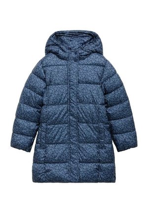 Długa niebieska kurtka puchowa z małym białym wzorem liści, pikowanym wzorem, kapturem i pełnymi rękawami.