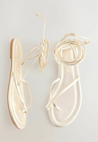 Next FOREVER COMFORT - Sandalai su T formos dirželiu - soft gold leather
