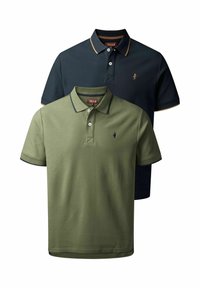 Două tricouri polo cu mâneci scurte, unul verde măsliniu cu margini bleumarin, altul negru cu margini bej, ambele având mici logo-uri brodate pe partea stângă a pieptului.