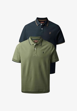 Kaks lühikeste varrukatega polosärki, üks oliiviroheline tumesinise äärisega, teine must beežika äärisega, mõlemad väikeste vasaku rinnaosas tikitud logodega.