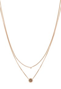 Goldfarbene, mehrschichtige Halskette mit zwei zarten Ketten. Die untere Kette hat einen runden Anhänger, der in der Mitte strukturiert und mit kleinen Edelsteinen verziert ist.