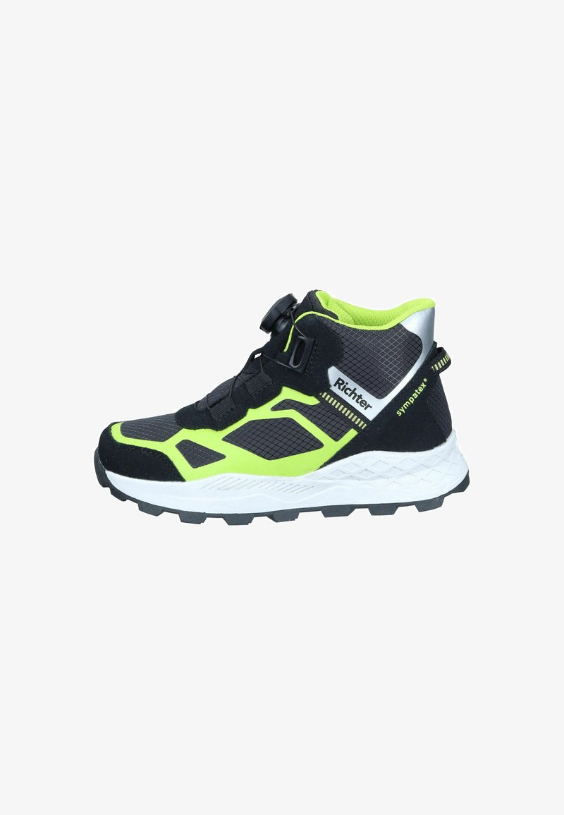 Schwarz-grüner High-Top-Sportschuh mit strukturierter Oberseite, rundem Verschlussmechanismus und weißer Gummisohle mit Grip-Mustern.