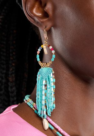 Türkise Perlenohrringe mit goldfarbener Hardware, die ein rundes Oberteil und ein Fransen-Design aufweisen. Bunte Akzentperlen verleihen zusätzliche visuelle Details.