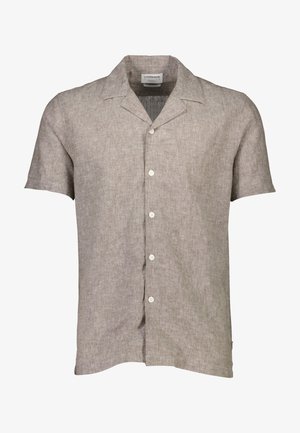 Koszula lniana z krótkim rękawem w jasnobrązowym kolorze o teksturowanym wykończeniu, z charakterystycznym kołnierzykiem i zapięciem na guziki z przodu.