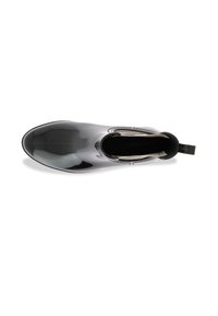 Botín negro brillante con panel lateral elástico, punta redondeada y lengüeta para facilitar su uso. Textura suave con un acabado brillante.