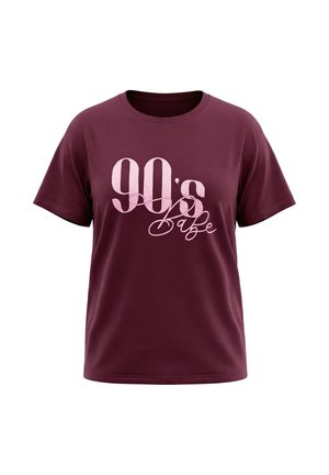 Bordeauxrood T-shirt met korte mouwen en ronde hals, met roze tekst "90's Babe" in grote en sierlijke letters op de voorkant.