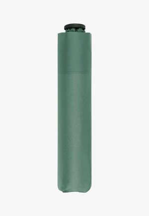 Groene, cilindervormige paraplu in een stoffen hoes. Glad oppervlak, bovenkant heeft een zwarte handgreep. Compact ontwerp voor gemakkelijke draagbaarheid.