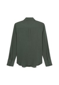 Camicia a maniche lunghe di colore verde scuro, realizzata in tessuto testurizzato. Presenta un colletto classico e polsini con bottoni. Il retro ha un delicato dettaglio di plissettatura.