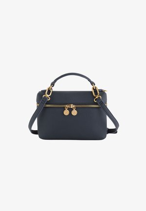 Pequeña bolsa de mano de cuero azul oscuro con un asa superior, correa de hombro ajustable, herrajes dorados y un cierre con cremallera de doble tirador.