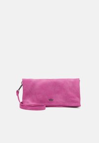 Clutch bag in pelle rosa acceso con finitura texturizzata, caratterizzato da un design slim e da una tracolla removibile. Piccolo dettaglio del logo in metallo.