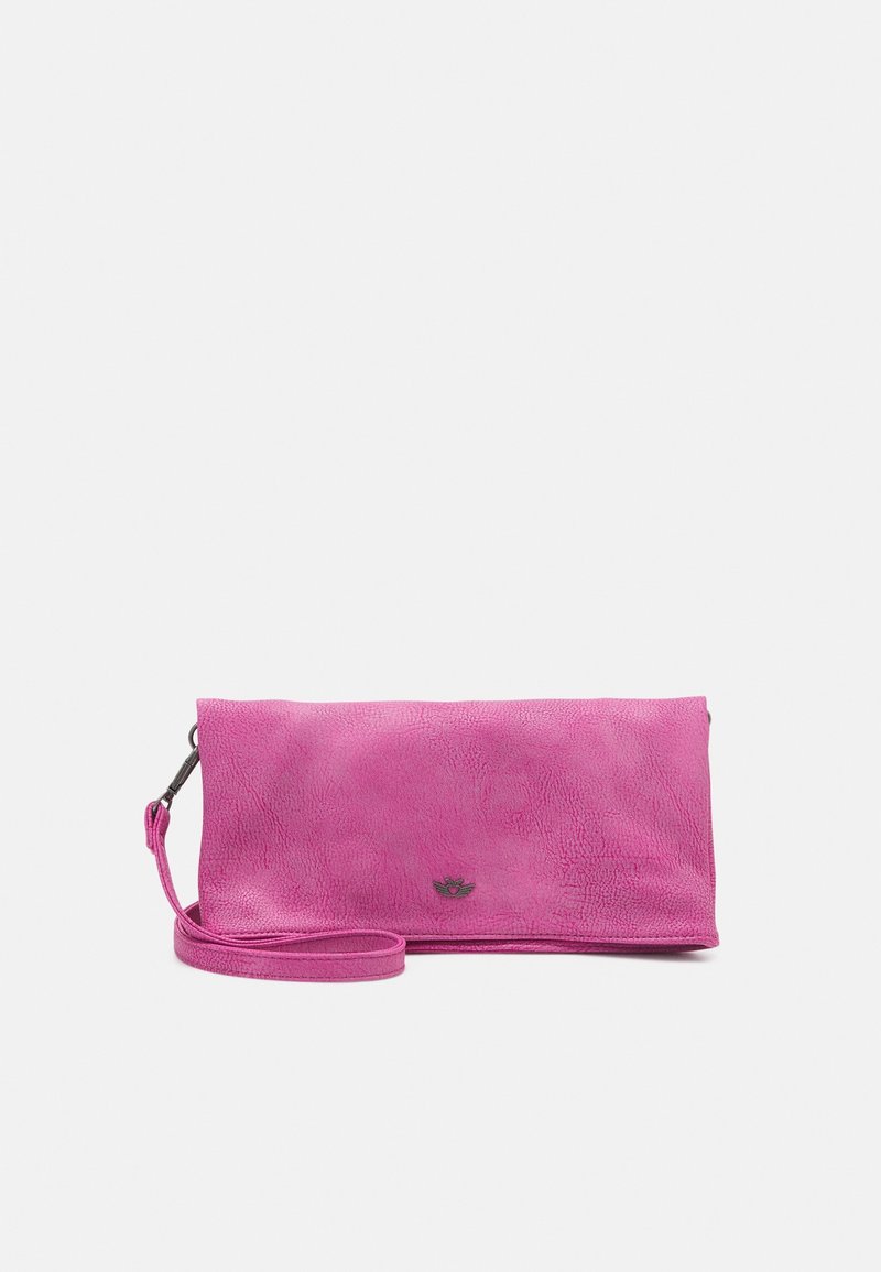 Clutch bag in pelle rosa acceso con finitura texturizzata, caratterizzato da un design slim e da una tracolla removibile. Piccolo dettaglio del logo in metallo.