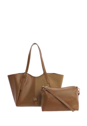 Dos bolsos de cuero marrón: un tote grande con correas ajustables y un bolso cruzado más pequeño con cremallera y correa desmontable.