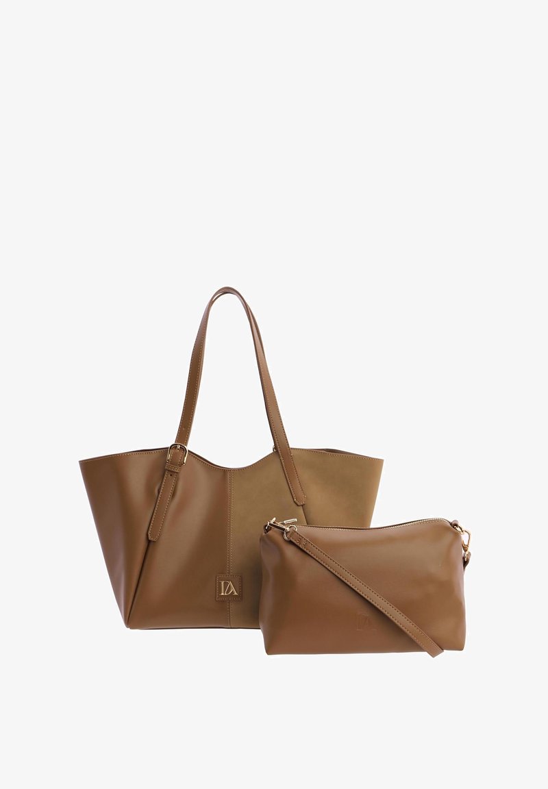 Dos bolsos de cuero marrón: un tote grande con correas ajustables y un bolso cruzado más pequeño con cremallera y correa desmontable.