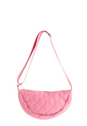 Lyserød quiltet skuldertaske i halvmåneform med justerbar rem og lynlås øverst på hvid baggrund.