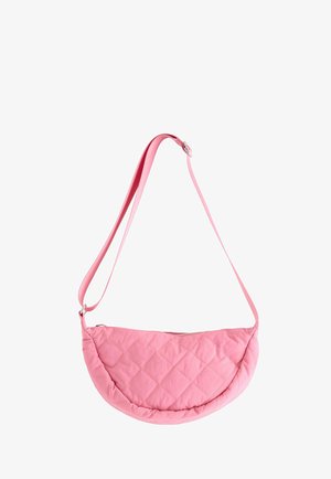 Lyserød quiltet skuldertaske i halvmåneform med justerbar rem og lynlås øverst på hvid baggrund.