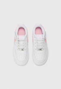Baskets en cuir blanc avec des accents roses et un col rembourré. Comprend un orteil perforé pour la respirabilité et des éléments en métal argenté sur les lacets.
