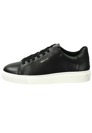 Zwarte leren lage sneaker met zwarte veters, witte zool en "GANT" logo op de zijkant en hiel, zijaanzicht.