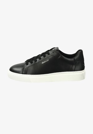 Baskets basses en cuir noir avec lacets noirs, semelle blanche et logo "GANT" sur le côté et le talon, vues de profil.