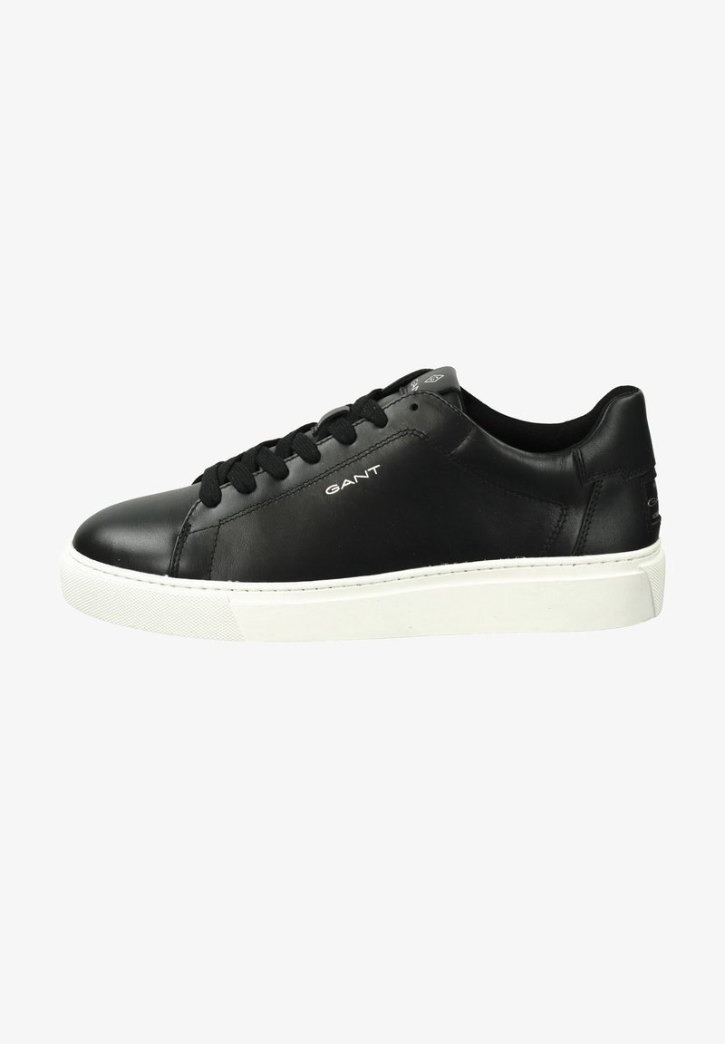 Baskets basses en cuir noir avec lacets noirs, semelle blanche et logo "GANT" sur le côté et le talon, vues de profil.