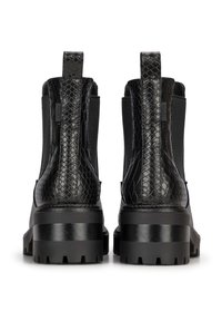 Botas de tobillo negras con un patrón de piel de serpiente texturizada, paneles laterales elásticos y una suela de goma gruesa. Tiras dobles para poner y quitar fácilmente.