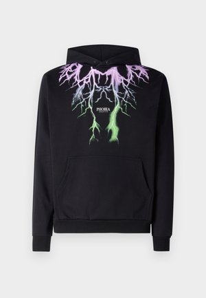 Felpa nera in cotone, con un design grafico di fulmini multicolori e la parola "PHOBIA" in bianco al centro.