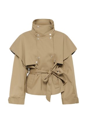 Trench-coat court beige avec col montant, boutons-pression, manches longues, cape superposée, taille ceinturée nouée en nœud et poches avant.