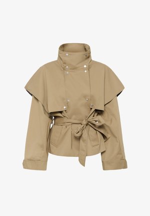 Trench-coat court beige avec col montant, boutons-pression, manches longues, cape superposée, taille ceinturée nouée en nœud et poches avant.
