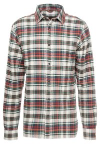 Kostkovaná flanelová košile s dlouhými rukávy, která má červené, zelené a bílé kostičkované vzory, zapínání na knoflíky vpředu a klasický límeček.