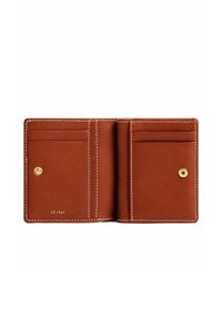 Portafoglio in pelle marrone con finitura texturizzata, dotato di più scomparti per schede, chiusura a scatto e cuciture bianche a contrasto.