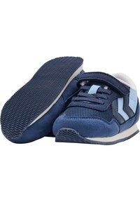 Marinblå barnskor med överdel i mesh och mocka, utrustade med ett kardborreband, små blå detaljer och en texturerad gummisula.