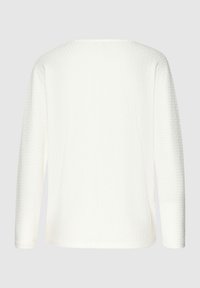 Weißes langärmliges, strukturiertes Strickoberteil mit weitem Bootsausschnitt, von hinten auf einem schlichten hellgrauen Hintergrund gezeigt.