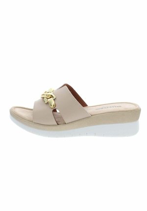 Sandalia beige abierta en la punta con detalle de hebilla dorada, plantilla acolchada y suela de cuña blanca para uso casual.