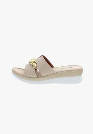 Sandalia beige abierta en la punta con detalle de hebilla dorada, plantilla acolchada y suela de cuña blanca para uso casual.