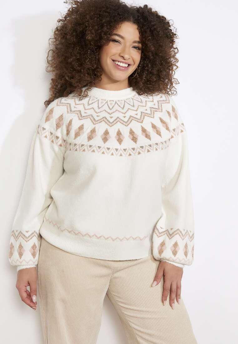 Bela majica z teksturiranim pletenjem, s geometričnim vzorcem v mehki rožnati barvi in kovinskimi poudarki na ramenih in rokavih. Prijeten kroj.