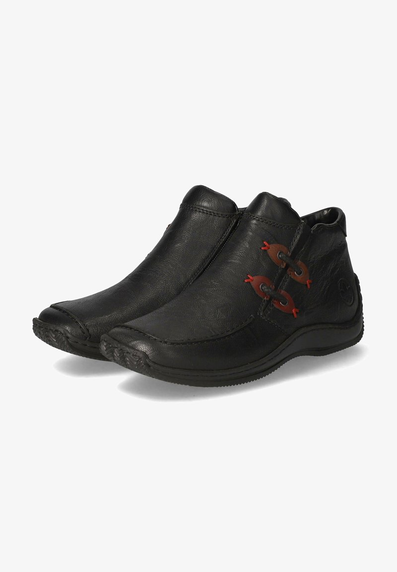 Bottines en cuir noir avec une finition légèrement texturée, dotées de boucles d'accent rouge et d'un design cousu le long des bords.