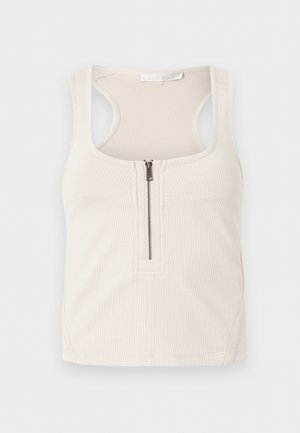 Roomwit geribd tanktop met voorrits en brede schouderbanden, gemaakt van rekbare stof.