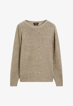 Beige gebreide trui met lange mouwen, wijde halslijn en een gestructureerde stof. Eenvoudig ontwerp zonder zichtbare patronen of versieringen.