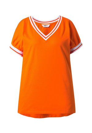 Camiseta de manga corta naranja con cuello en V y acentos a rayas blancas en el cuello y las mangas. La tela parece suave y ligera.