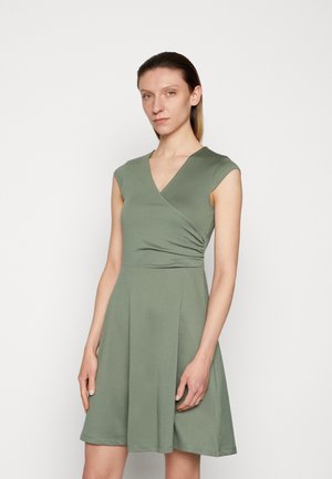 Vestido verde com mangas de capinha, design envolvente e saia evasê. Feito de um tecido liso e elástico com uma textura subtil.