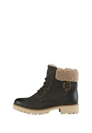 Stivaletti ankle in pelle marrone con colletto in pelliccia sintetica beige, lacci frontali, dettaglio con fibbia laterale e suola in gomma testurizzata.