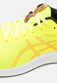 ASICS PATRIOT 13 - Scarpe da corsa su strada - safety yellow/sunrise red